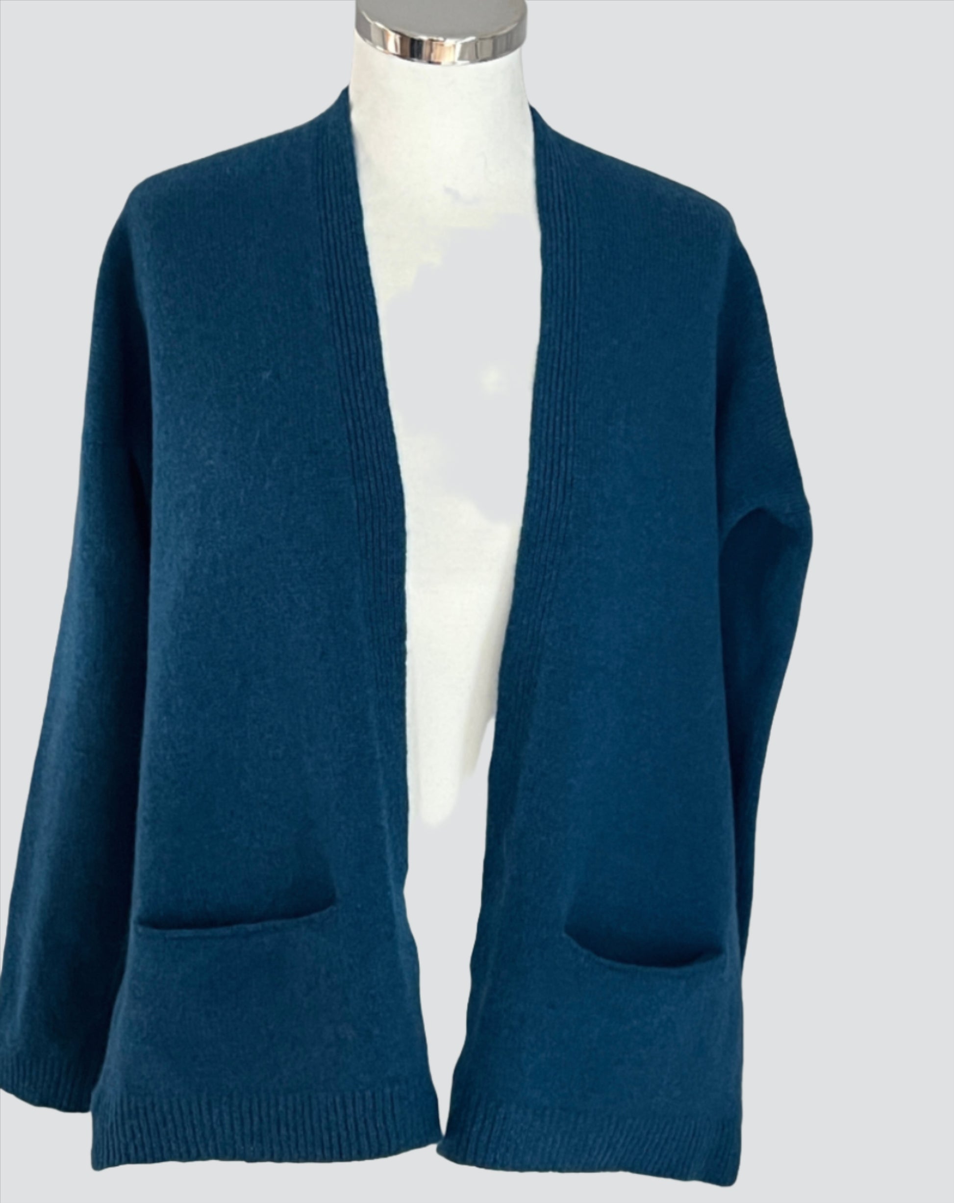 FinesseKnits, luxuriously soft and incredibly versatile, this "girlfriend" cardigan is knitted using high-quality lambswool sourced from a British family-run mill. Dropped shoulders, slim sleeves, and shoulder seam details create an easy, relaxed silhouette. Front pockets add a casual touch. The lightweight merino wool makes it ideal for year-round layering.