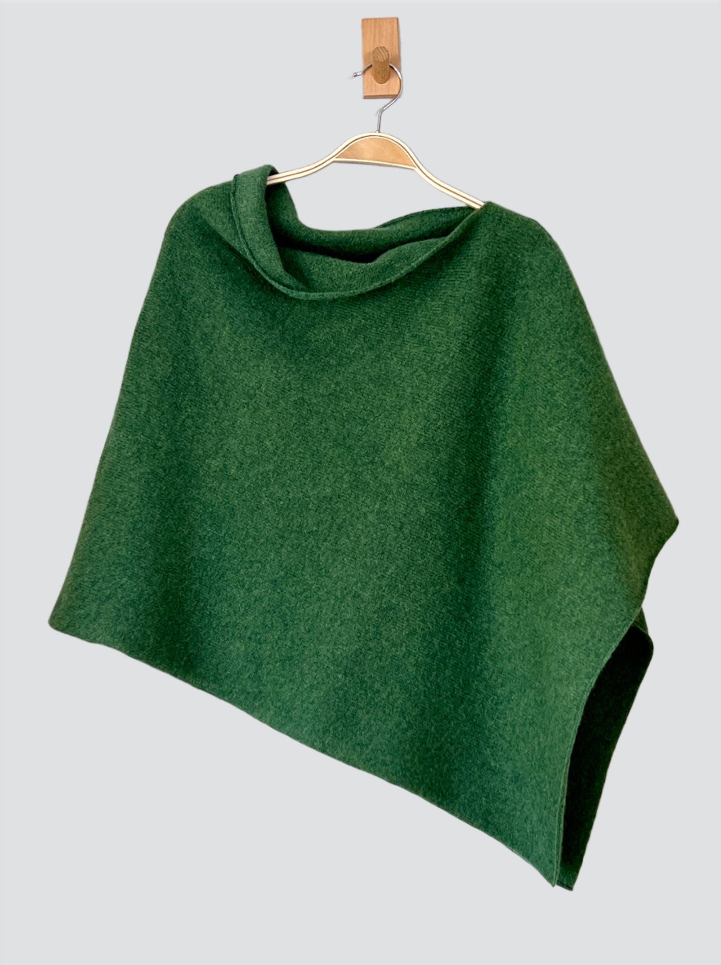 Poncho turf green merino lambswool