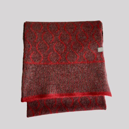 Scarf -soft merino lambswooli scarf in berry red and coal grey