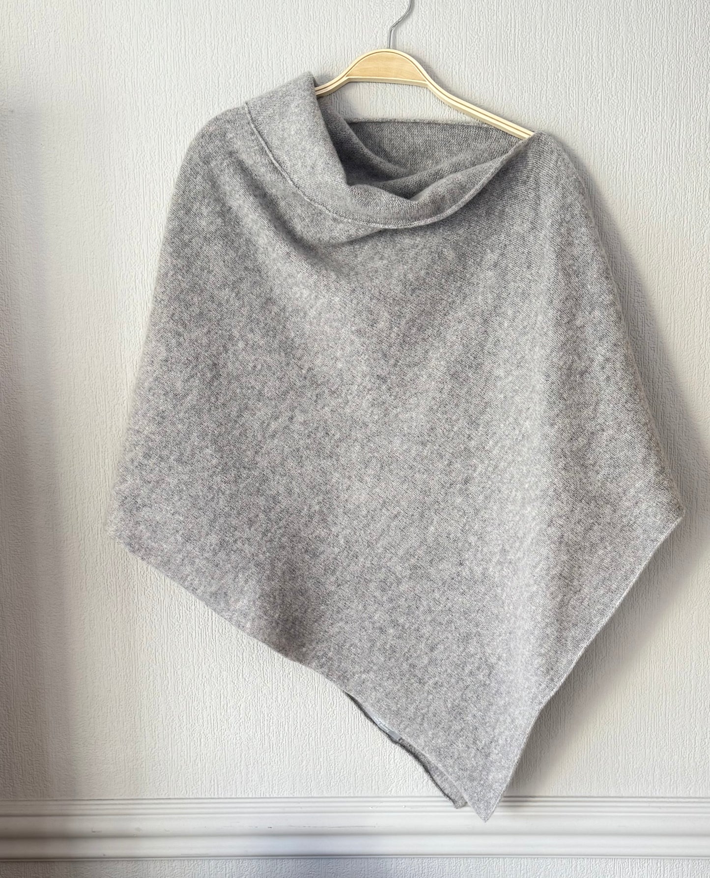 Poncho pearl grey merino lambswool
